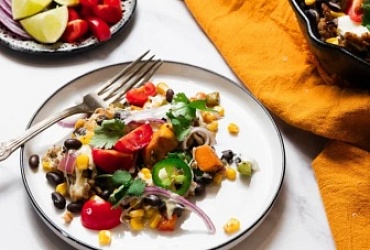 Жареный батат с индейкой, фасолью и овощами